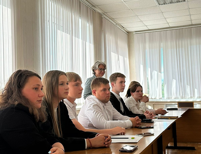 Студентка колледжа Кочеткова Анастасия приняла участие в заседании Молодежного парламента города Алатырь