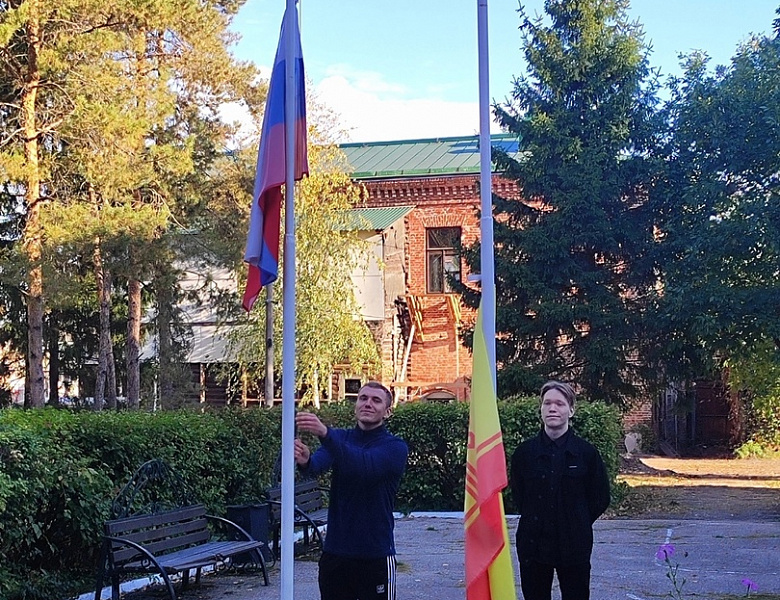 Поднятие флагов Российской Федерации и Чувашской Республики под Государственные гимны