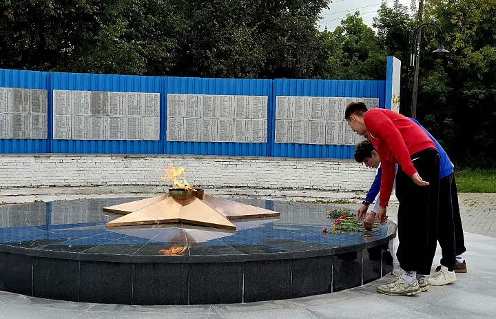  Активисты движения Первых возложили цветы к мемориалу