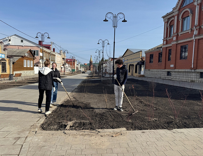 Уборка территории на улице Ленина