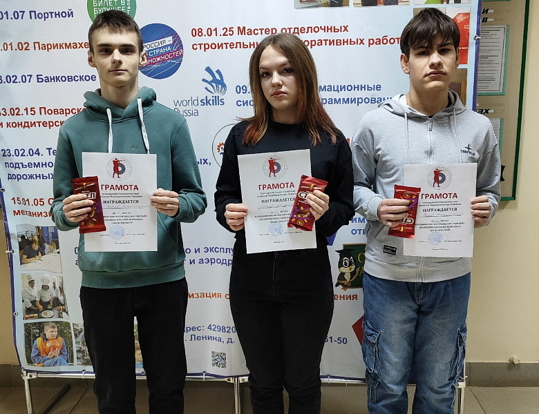 Награждение за участие впервенстве колледжа по стрельбе из пневматической винтовки