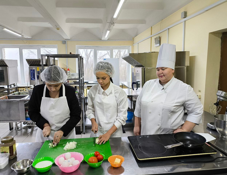 «Омлет с ароматом будущего: школьницы открыли секреты кулинарного мастерства!»
