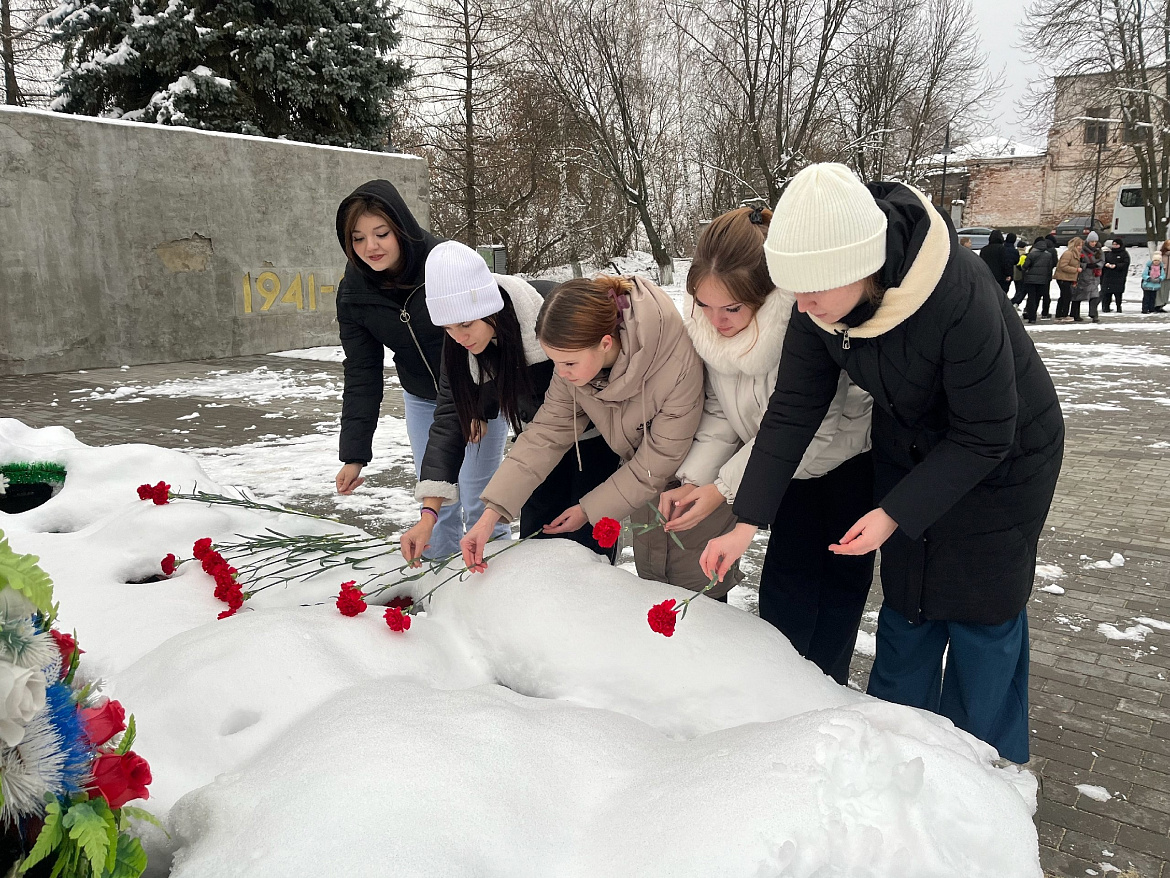 Возложили гвоздики к Обелиску