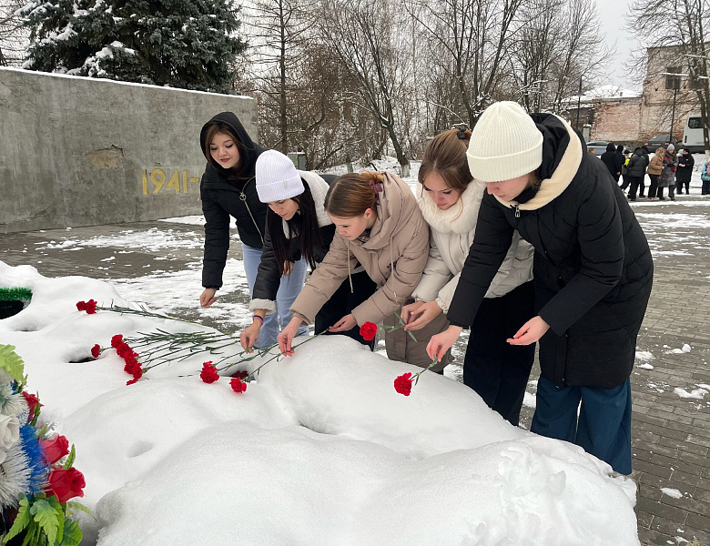 Возложили гвоздики к Обелиску