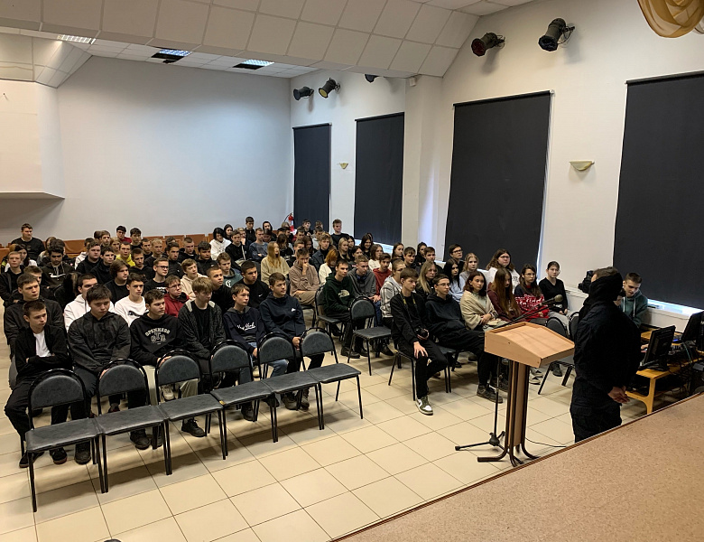 Защитник Отечества поделился опытом со студентами 