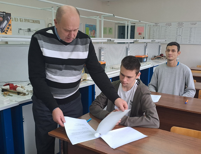 Финальные испытания будущих электромонтеров