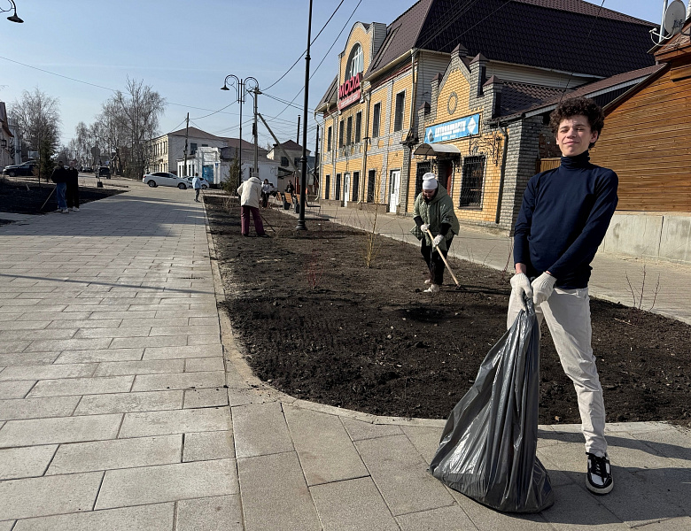 Уборка территории на улице Ленина