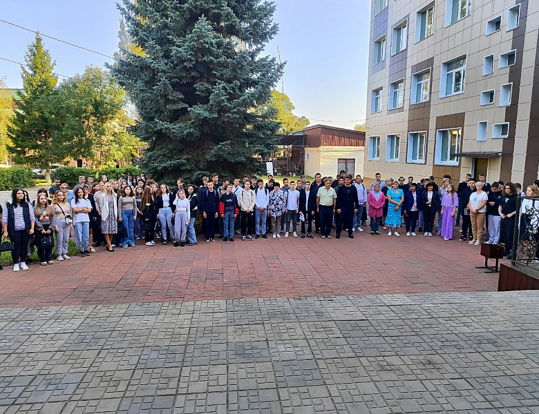 Поднятие флагов 9 сентября