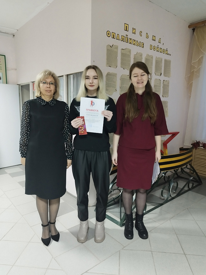 Награждение за участие впервенстве колледжа по стрельбе из пневматической винтовки