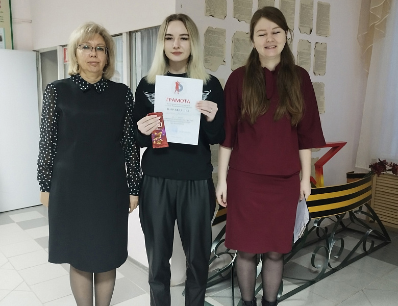 Награждение за участие впервенстве колледжа по стрельбе из пневматической винтовки