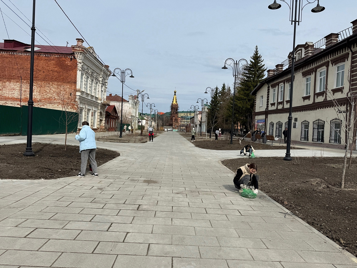 Уборка территории на улице Ленина