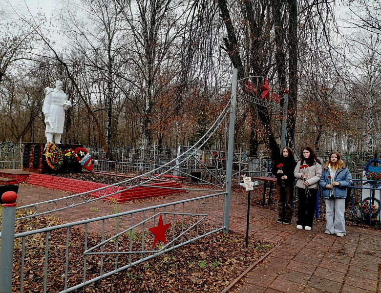 Торжественно-траурная церемония возложения цветов к братской могиле